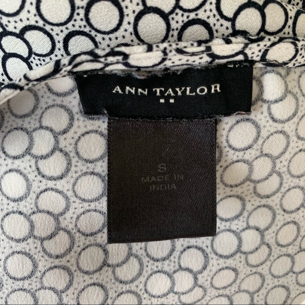 •ANN TAYLOR• Graphic Keyhole Blouse - Size Small - Picture 6 of 9